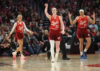 Caitlin Clark signe un triple-double, le Fever déroule face au Fire