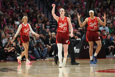 Caitlin Clark signe un triple-double, le Fever déroule face au Fire