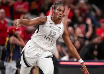 Chelsea Gray signe deux paniers au buzzer historiques