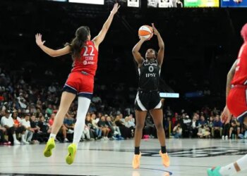 Grâce à Jackie Young, les Aces compostent leur billet pour les playoffs