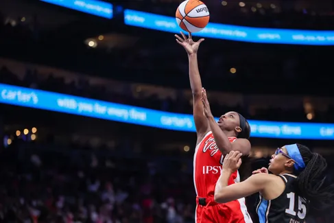 Jackie Young voit triple face au Dream