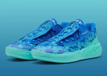 La MB.05 Lo « Ultra Blue » les pieds dans l’eau