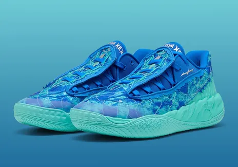 La MB.05 Lo « Ultra Blue » les pieds dans l’eau
