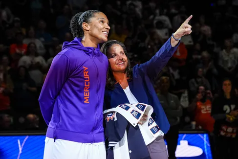 Le numéro 25 d’Alyssa Thomas retiré par le Sun