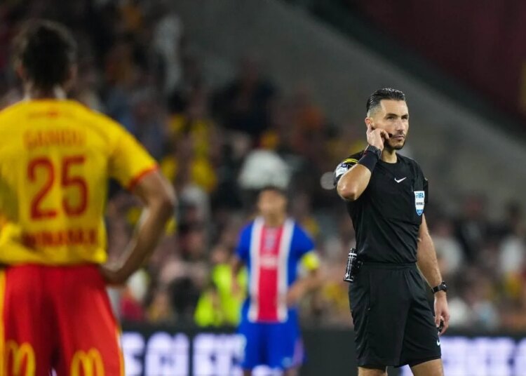 Lens-PSG, l’arbitre au cœur d’une polémique inattendue