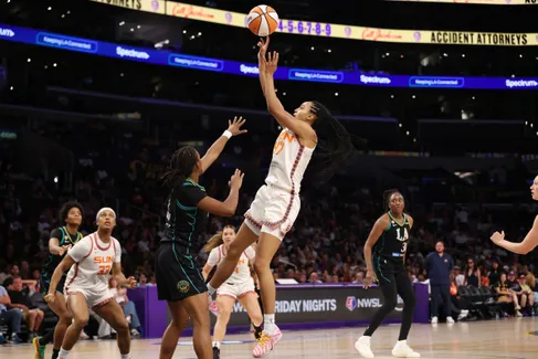 Les Sparks renouent avec la victoire face au Sun de Leïla Lacan