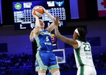 Paige « Buckets » fait tomber la pluie sur Seattle