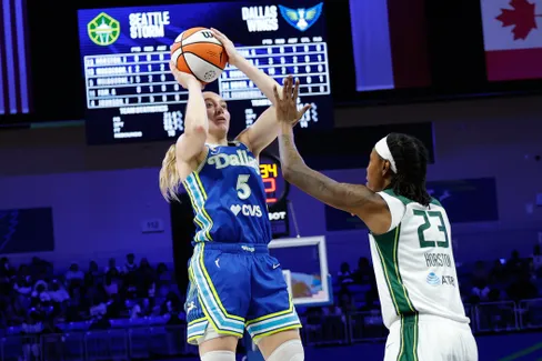 Paige « Buckets » fait tomber la pluie sur Seattle