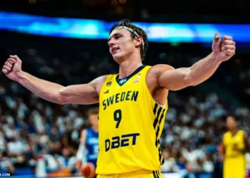 Pelle Larsson (31 points) se chauffe avant la France