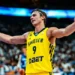 Pelle Larsson (31 points) se chauffe avant la France