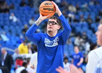 Surnommé “Cream Abdul-Jabbar”, Robbie Avila hésite entre les Lakers… et un retour en NCAA