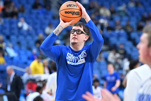 Surnommé “Cream Abdul-Jabbar”, Robbie Avila hésite entre les Lakers… et un retour en NCAA