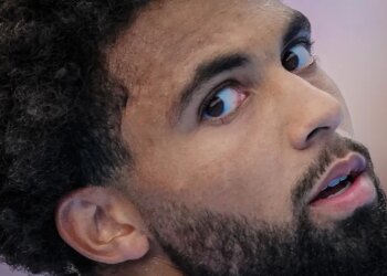 US Open > Le constat sans appel d'Arnaud Clément après la défaite d'Arthur Fils : "On a pu voir de manière assez criante le manque d'expérience qu'il peut avoir sur les tournois du Grand Chelem"