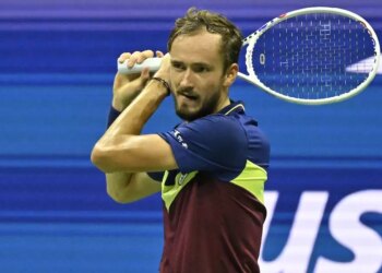 US Open > Medvedev qui gagne enfin a trouvé la solution : "Pour une raison ou une autre, ils mâchent tous du chewing-gum. Je me suis dit, tu sais quoi, je perds tous les matchs. Faut que j'essaie de faire comme les mecs du baseball. Faut que je change quelque chose"