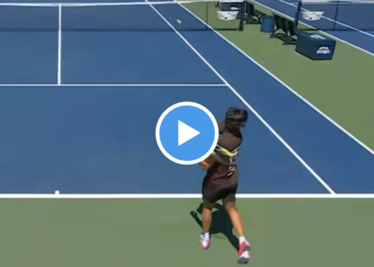 US Open, Vidéos > Carlos Alcaraz, particulièrement agacé à l'entraînement : "Putain de coup droit de merde"
