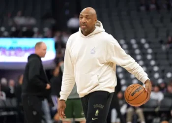 Vin Baker suit Giannis Antetokounmpo à Miami
