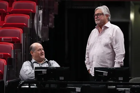Après neuf ans, Larry Tanenbaum passe le relais à Micky Arison