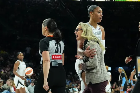 Becky Hammon dénonce un « deux poids, deux mesures » autour d’A’ja Wilson