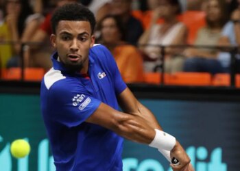 Coupe Davis > "La déroute de la France face au Canada rend le désistement d'Arthur Fils encore plus troublant, ou gênant", note le journal L'Équipe