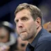 Dirk Nowitzki, à fond derrière Masai Ujiri et Cooper Flagg