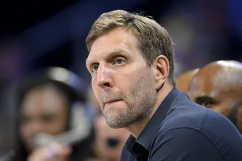 Dirk Nowitzki, à fond derrière Masai Ujiri et Cooper Flagg