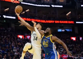 Giannis Antetokounmpo, un simple « running back » ? Draymond Green prend sa défense
