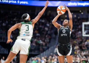 Jackie Young explose son record, les Aces écrasent le Storm