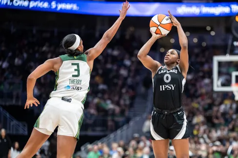 Jackie Young explose son record, les Aces écrasent le Storm