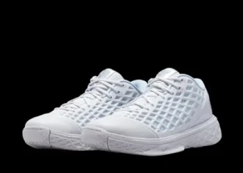 La Kobe 3 Low passe en mode « Pure Platinum »