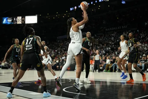 Les Aces dominent les Sparks et restent en course pour la deuxième place