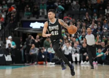 Les Knicks signent John Konchar et mettent Drew Eubanks à l’essai