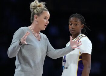 Les Sparks virent leur coach