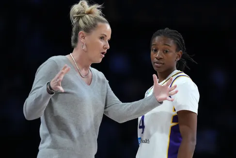 Les Sparks virent leur coach