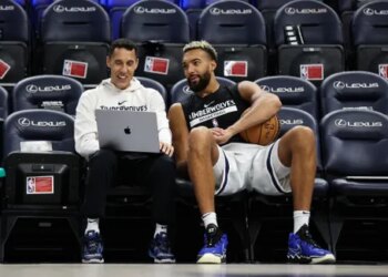 Sans Micah Nori, Chris Finch redistribue les cartes sur le banc des Wolves