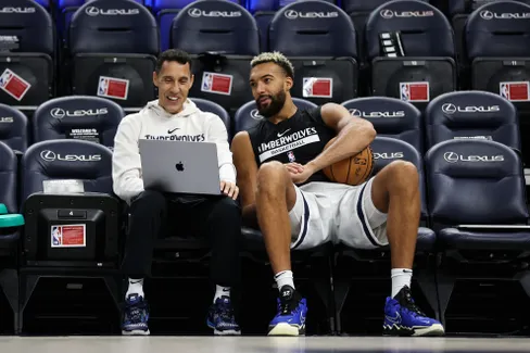 Sans Micah Nori, Chris Finch redistribue les cartes sur le banc des Wolves