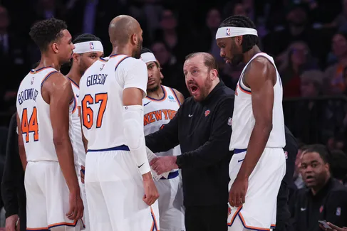 Tom Thibodeau offre une première leçon de coaching à Taj Gibson