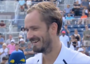 US Open > Medvedev, après sa victoire contre Rinderknech : "J’ai une anecdote amusante à propos de ma fille. Une fois, je l’ai emmenée à l’entraînement, elle était contente mais d'un coup elle a jeté sa raquette sur le court. Le coach m’a regardé et m’a dit : 'Je ne sais pas d’où elle tient ça...'"