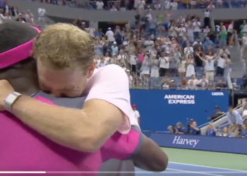 Vidéos > Michelsen en larmes dans les bras de Tiafoe : l’image bouleversante de l’US Open