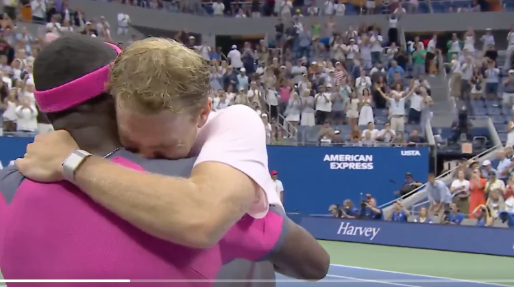 Vidéos > Michelsen en larmes dans les bras de Tiafoe : l’image bouleversante de l’US Open