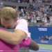 Vidéos > Michelsen en larmes dans les bras de Tiafoe : l’image bouleversante de l’US Open