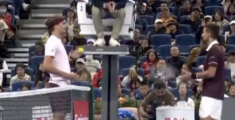 ATP - Pékin > Djokovic à l'arbitre lors de son duel contre Zverev : "C'est l'une des règles les plus stupides que j'aie vues de ma vie. Ça n'a aucun sens"