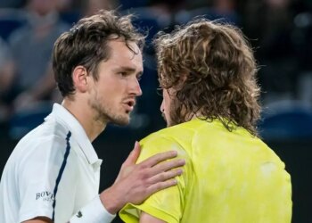 ATP - Shanghai > Stefanos Tsitsipas sur son vieil ennemi, Daniil Medvedev, qui l'a battu en huitièmes de finale : "Il a été trop fort"
