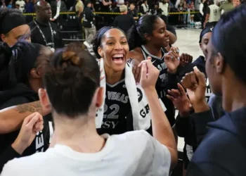 A’ja Wilson envoie Caitlin Clark et le Fever en vacances
