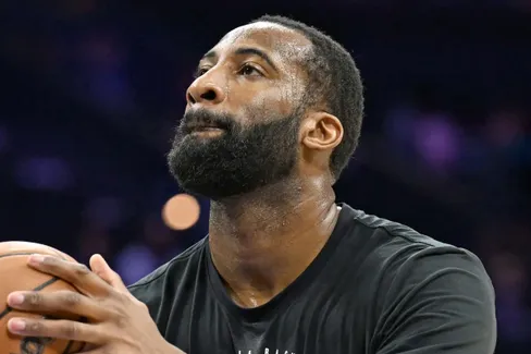 Andre Drummond puni par Mike Brown