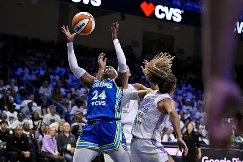 Arike Ogunbowale remporte son énorme duel face à Gabby Williams