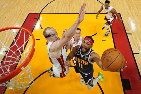 Bruce Brown, un champion NBA contraint de se battre pour un contrat