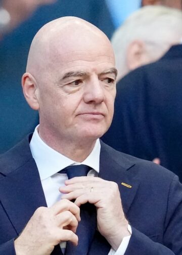 Gianni Infantino demande pardon et agace