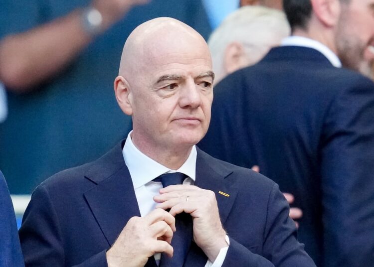 Gianni Infantino demande pardon et agace