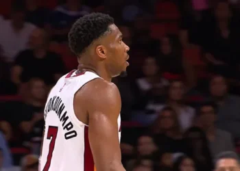 Giannis Antetokounmpo frôle le triple-double face aux Nets