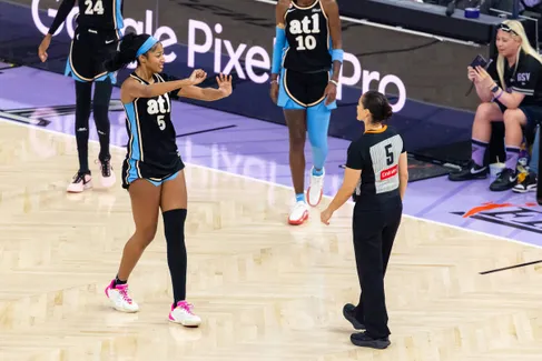 Karl Smesko dénonce un arbitrage « ridicule » contre Angel Reese